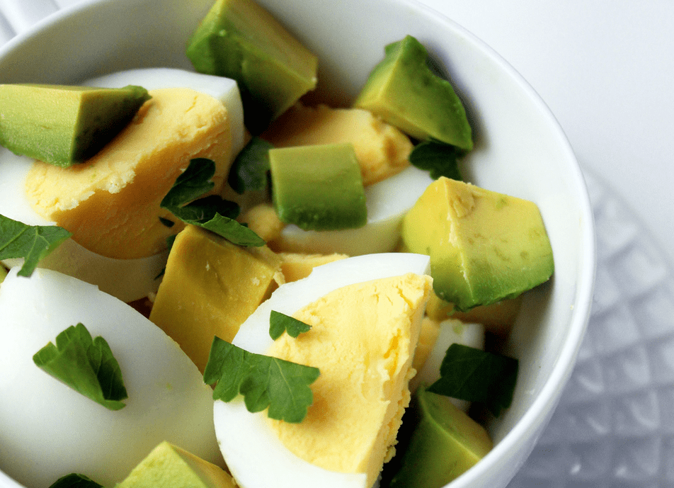 salade met avocado en eieren op een eiwitdieet