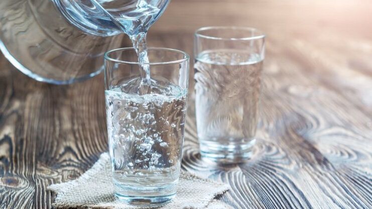 een glas water voor een drinkdieet