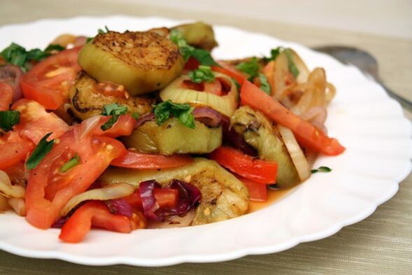 Het Maggi-dieet omvat een gezonde salade van groenten en gekookte aubergine. 