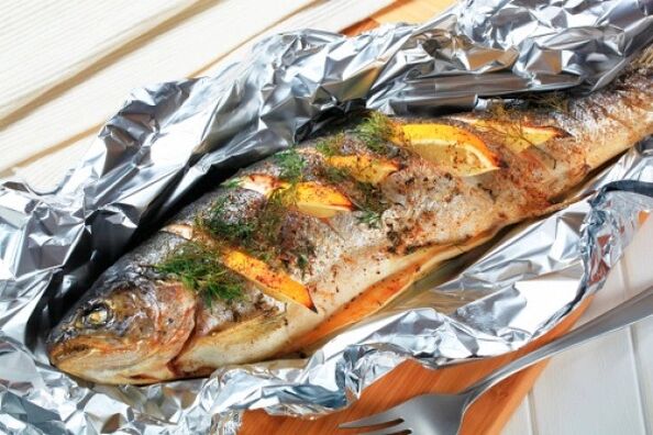 Volg het Maggi-dieet met in folie gebakken vis voor het avondeten