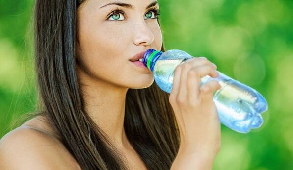 Om effectief af te vallen, moet je voldoende water drinken. 